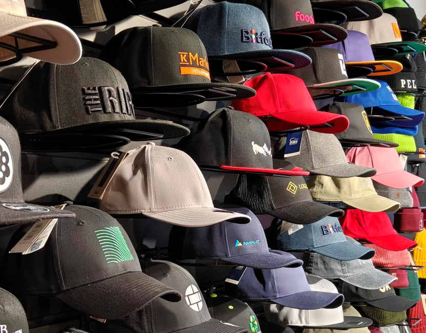 Lippikset, Snapback Capit, Pipot brodeeraus logolla